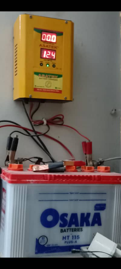 Bettery k sath charger b hai