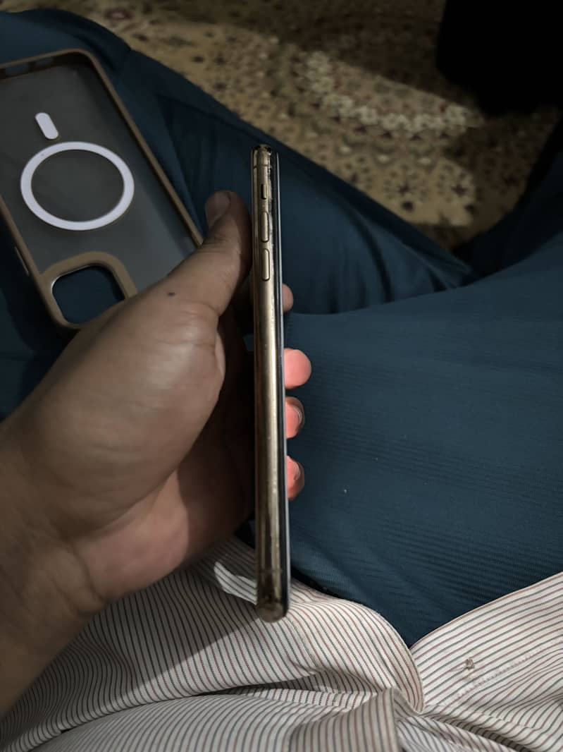 Apple iPhone 11 Pro Max 2
