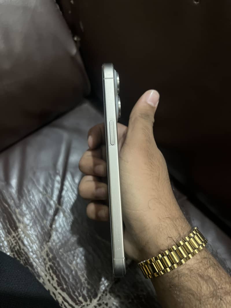 Apple iPhone 15 Pro Max 4