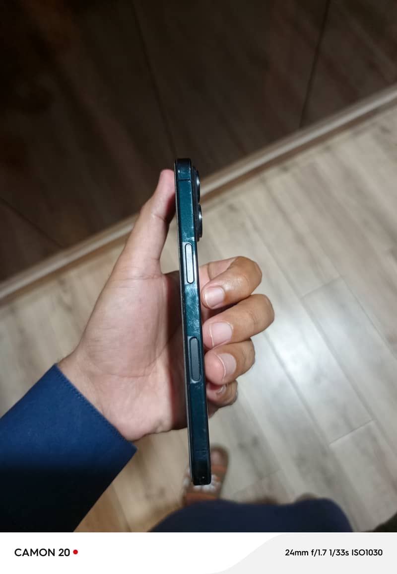 Apple iPhone 16 5