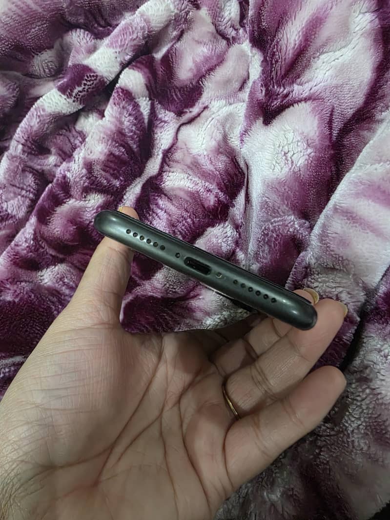Apple iPhone 11 3