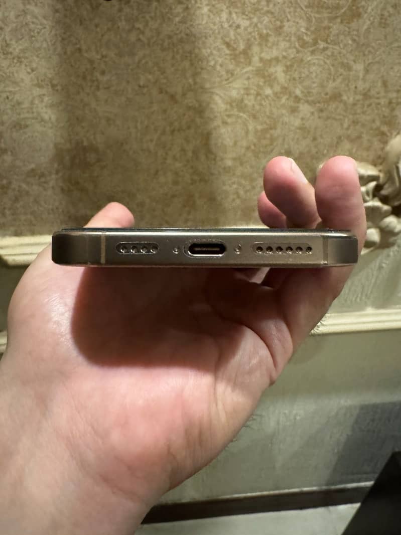 Apple iPhone 16 Pro Max 4