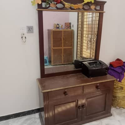 Dressing table (with mirror) in better condition