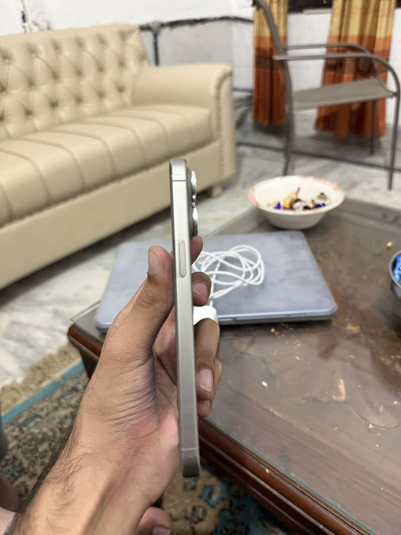 Apple iPhone 15 Pro Max 2