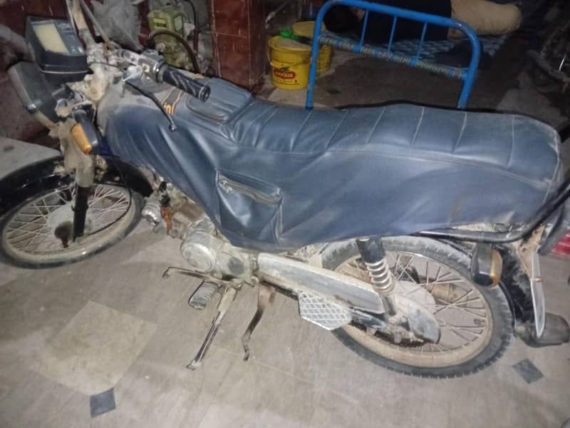 UNIQUE 0313284385six 1