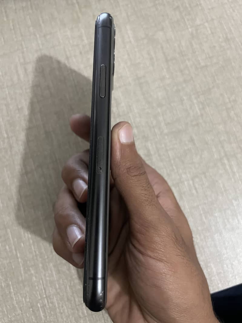 Apple iPhone 11 Pro 4
