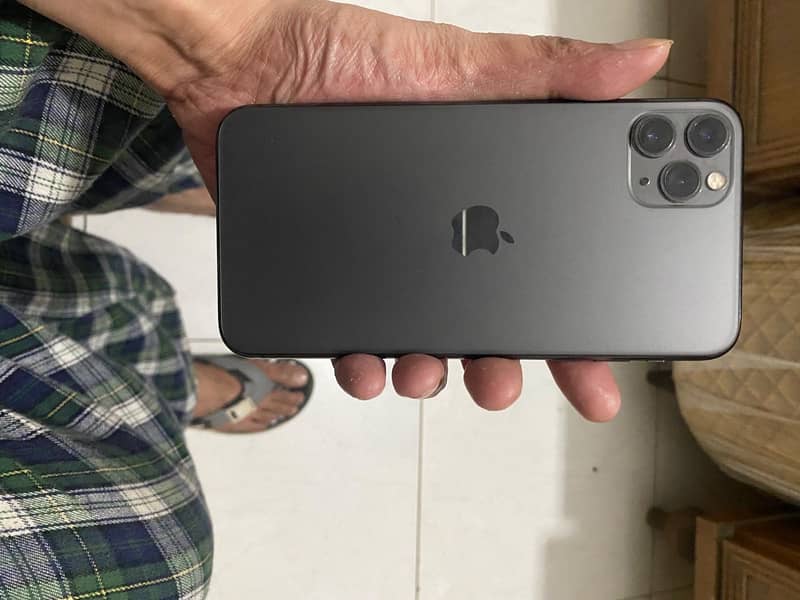Apple iPhone 11 Pro Max 4