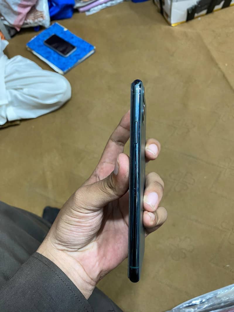 Apple iPhone 11 Pro Max 2