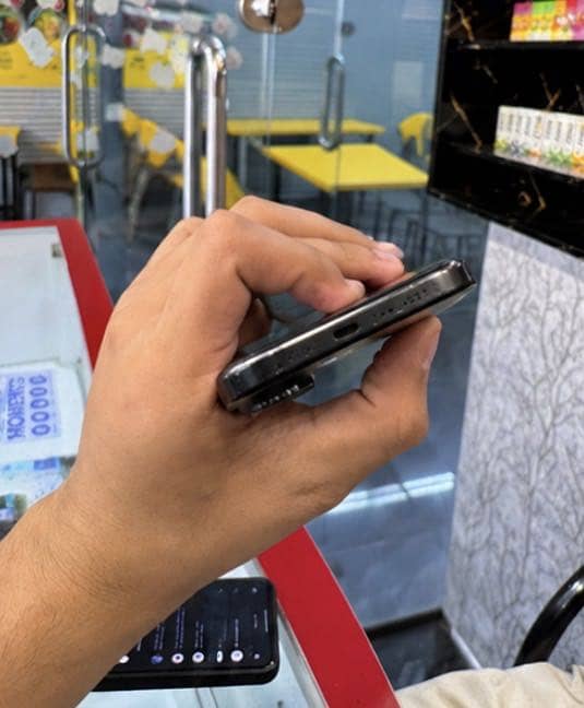 Apple iPhone 16 3