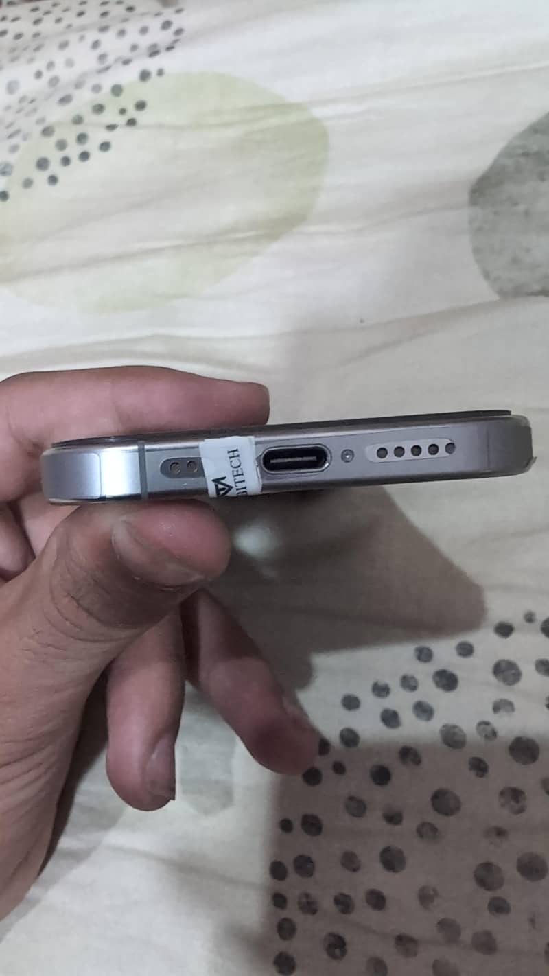 Apple iPhone 16 Pro 1