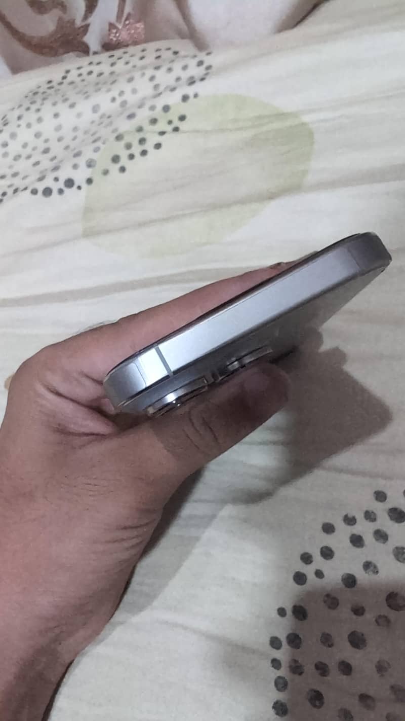 Apple iPhone 16 Pro 2