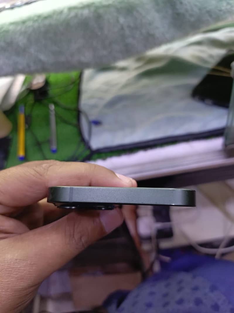 Apple iPhone 13 5