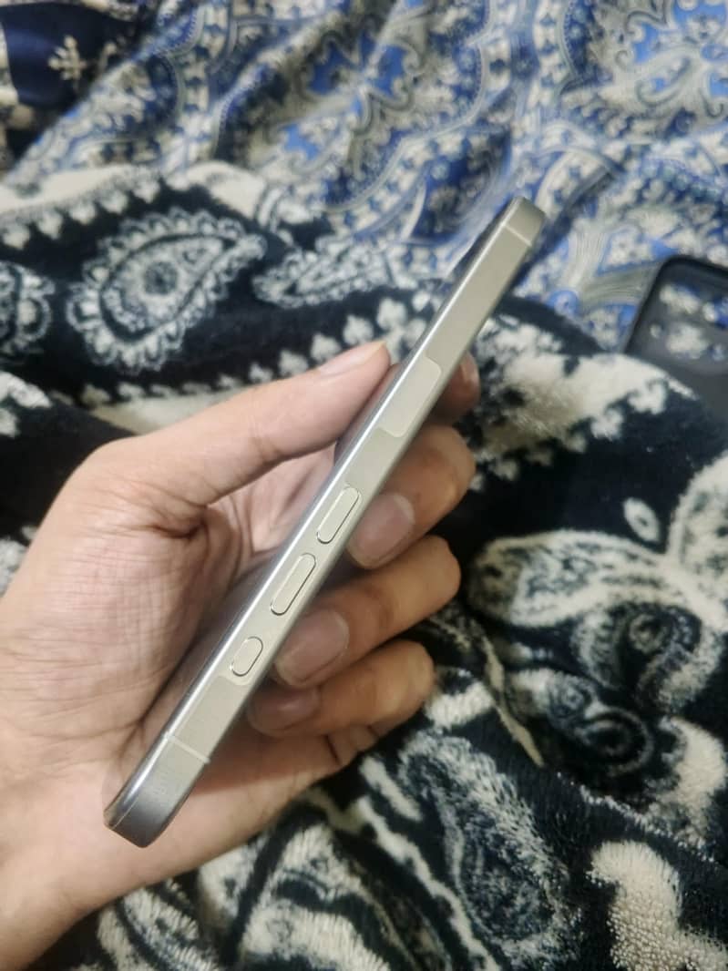 Apple iPhone 15 Pro 3