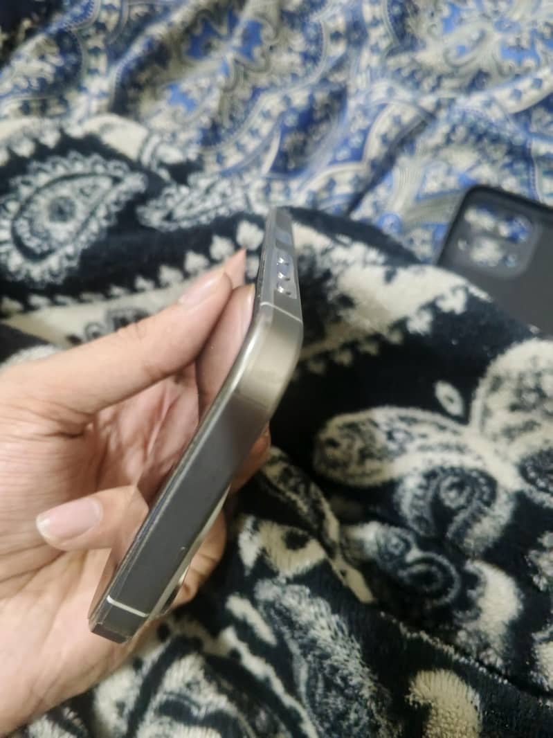 Apple iPhone 15 Pro 4