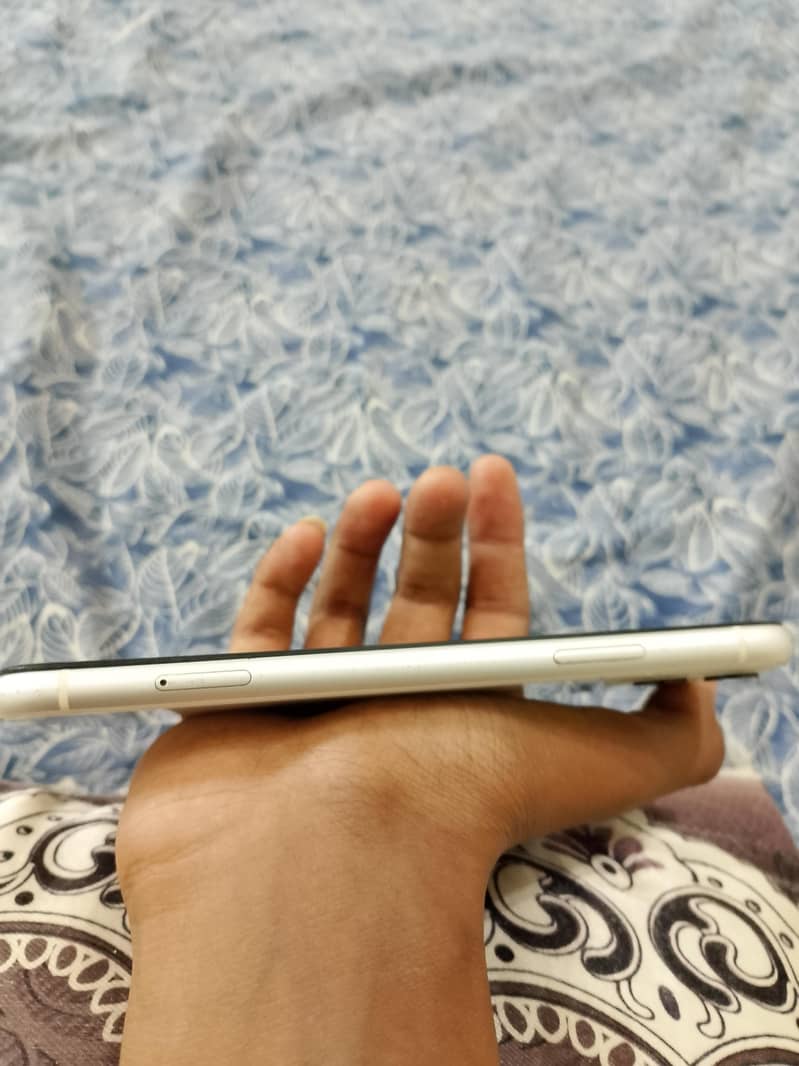 Apple iPhone 11 3