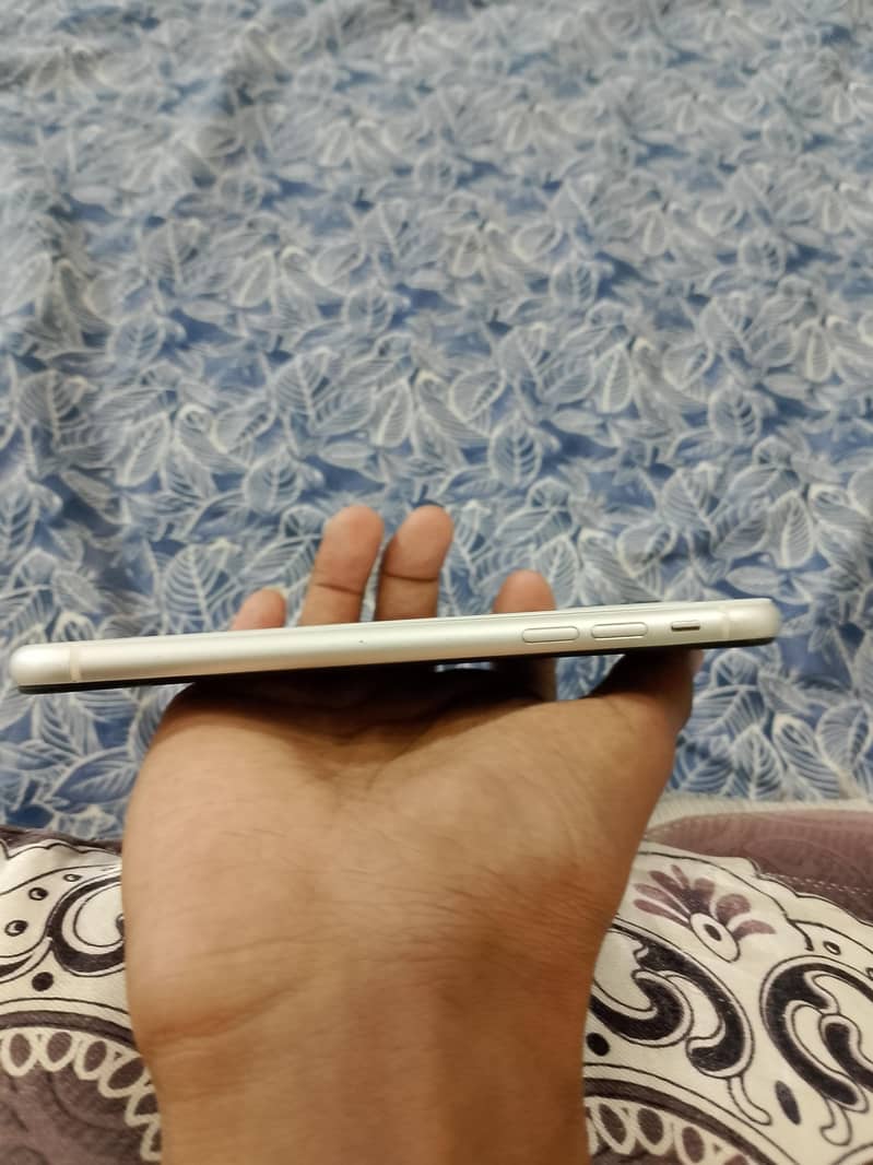 Apple iPhone 11 4