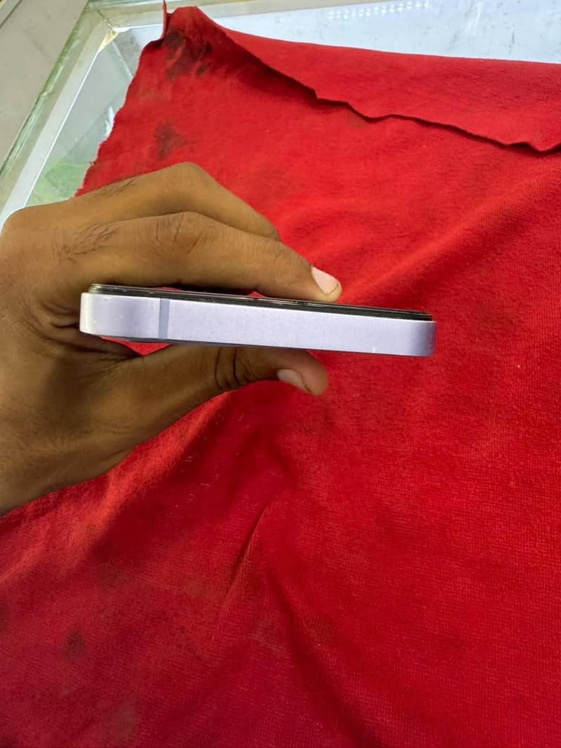 Apple iPhone 12 4