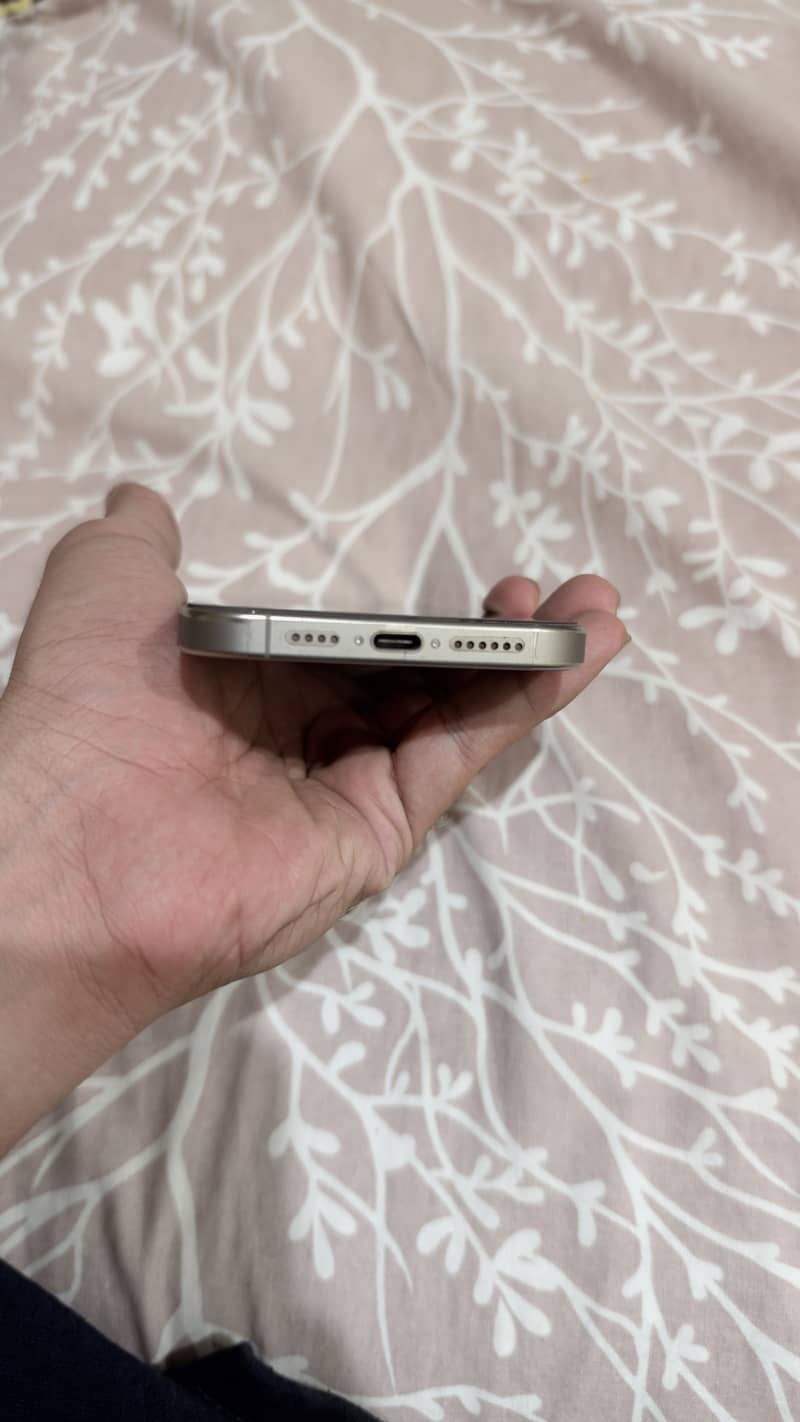 Apple iPhone 15 Pro Max 3