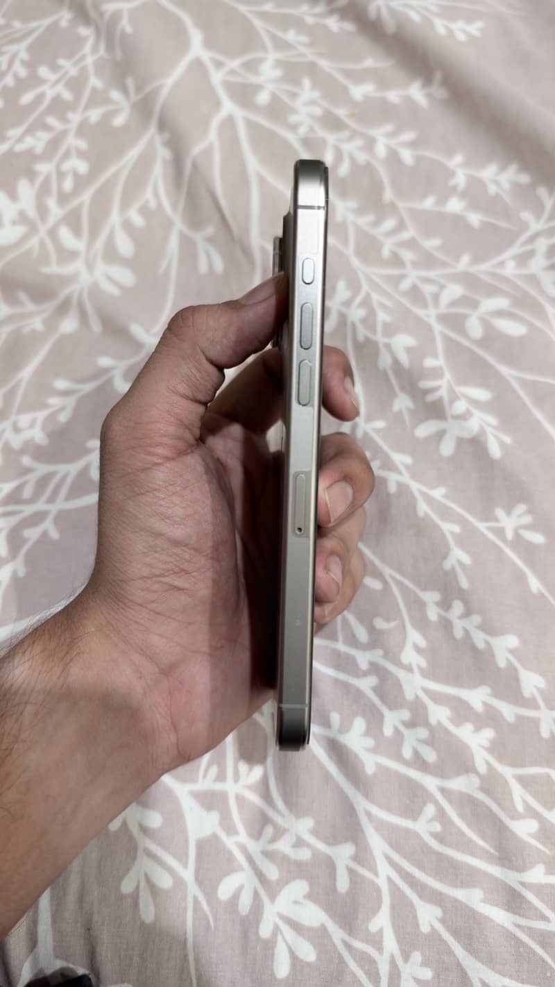 Apple iPhone 15 Pro Max 4