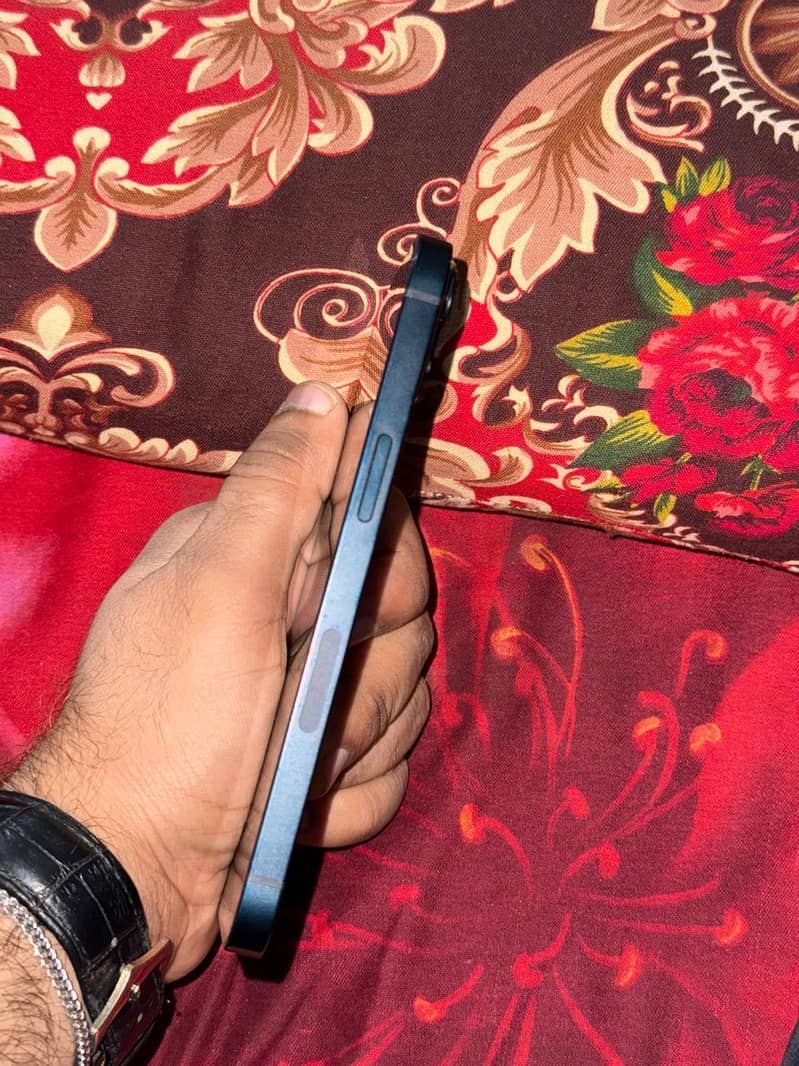 Apple iPhone 13 JV 5