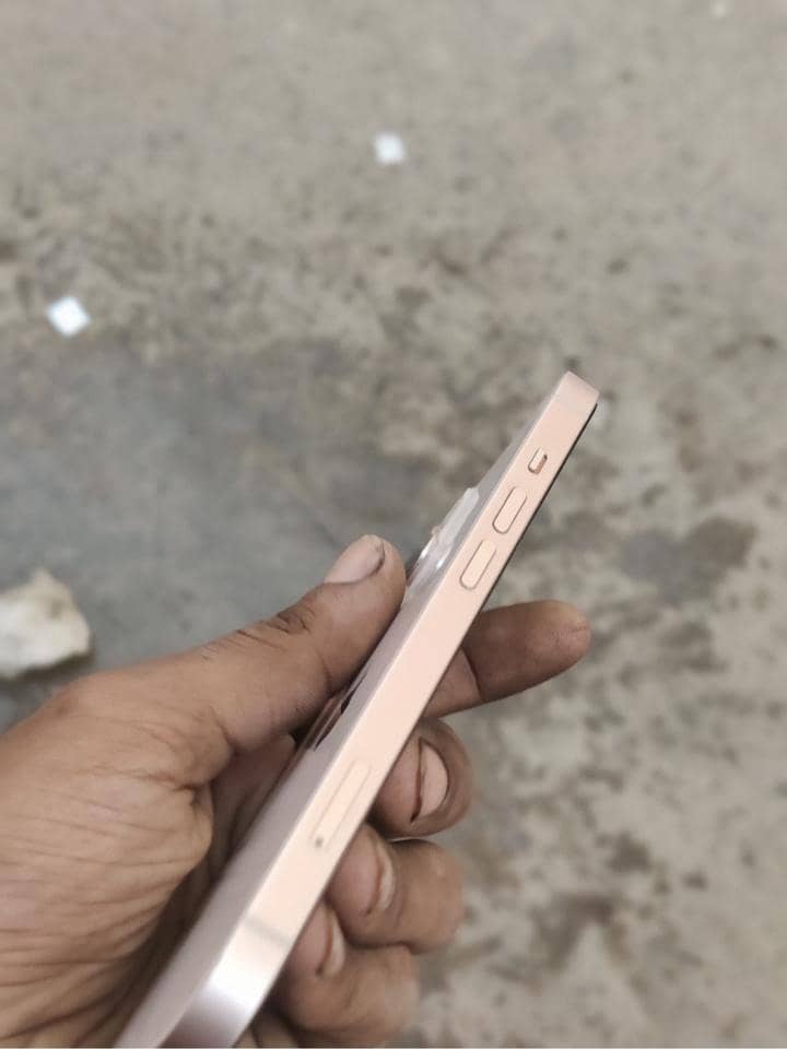 Apple iPhone 13 4