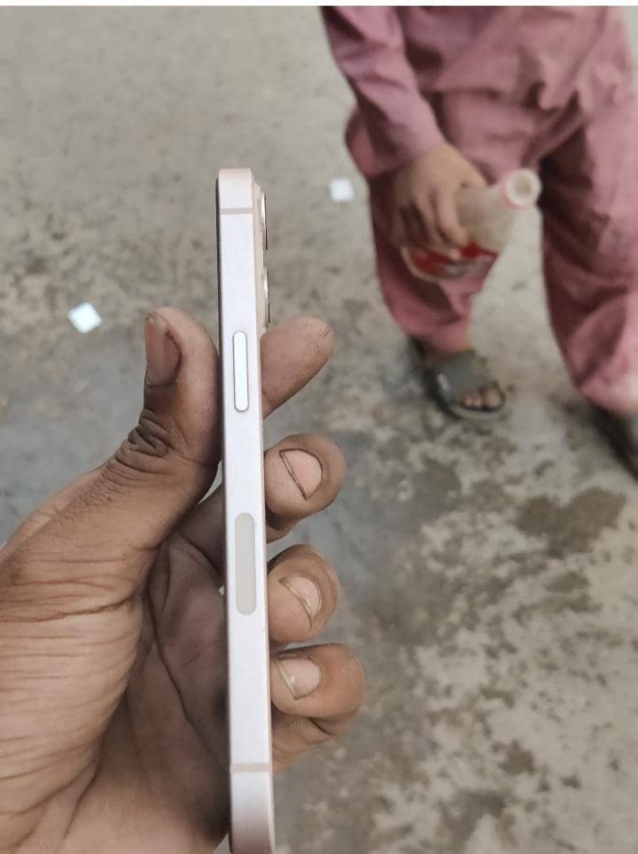 Apple iPhone 13 5