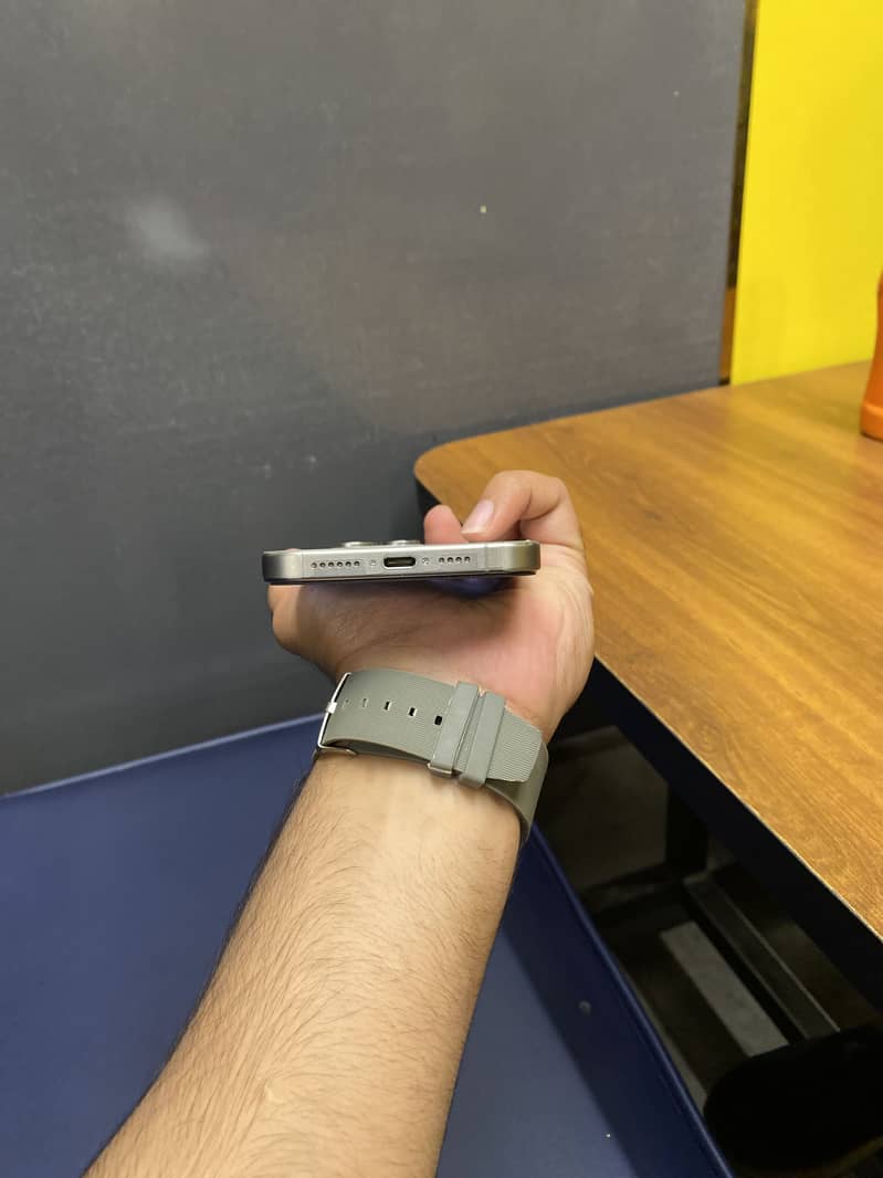Apple iPhone 15 Pro Max 2