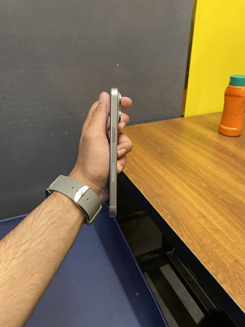 Apple iPhone 15 Pro Max 4
