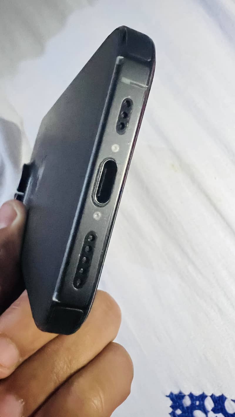 Apple iPhone 16 Pro 3