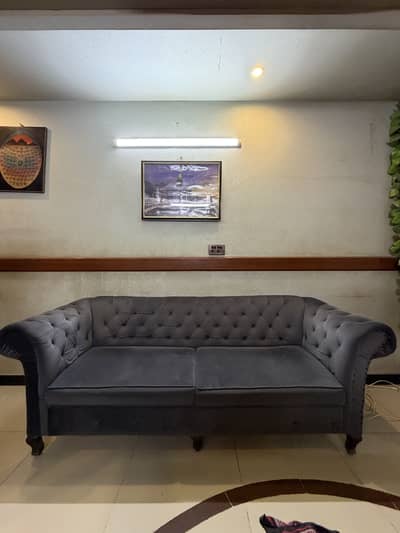 Looks like a brand new sofa set 5 seater only 2 months old