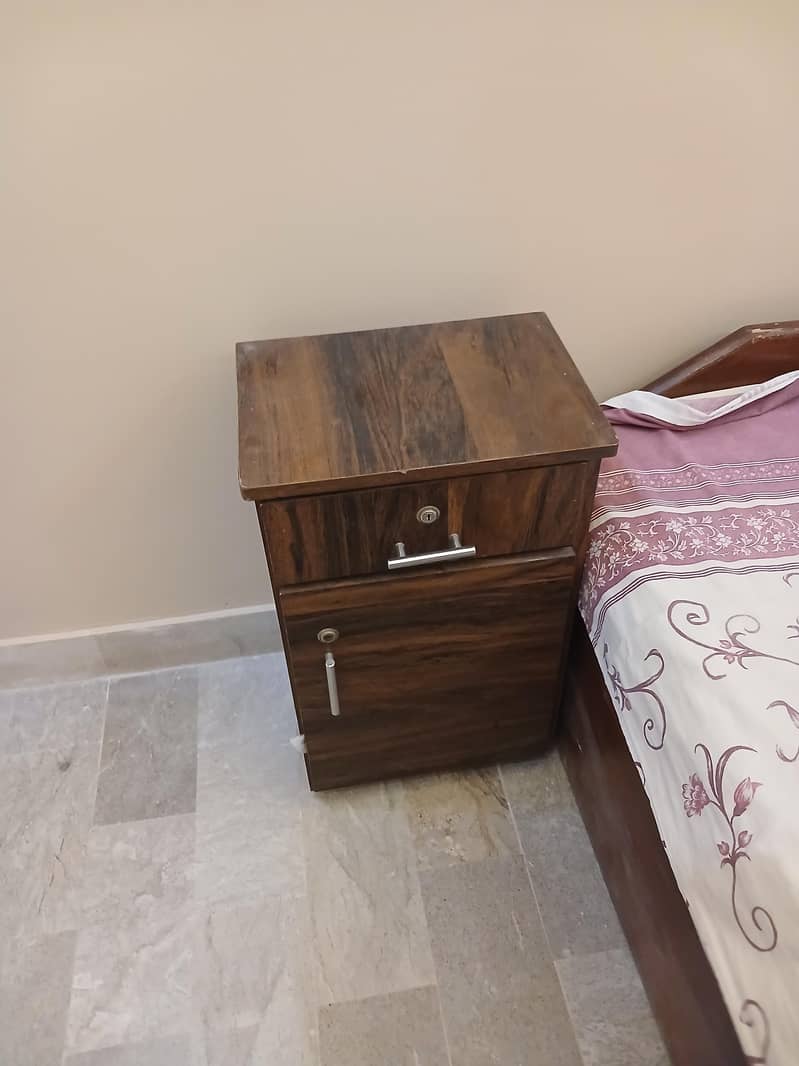 Single Bed with Single Sight Table 1
