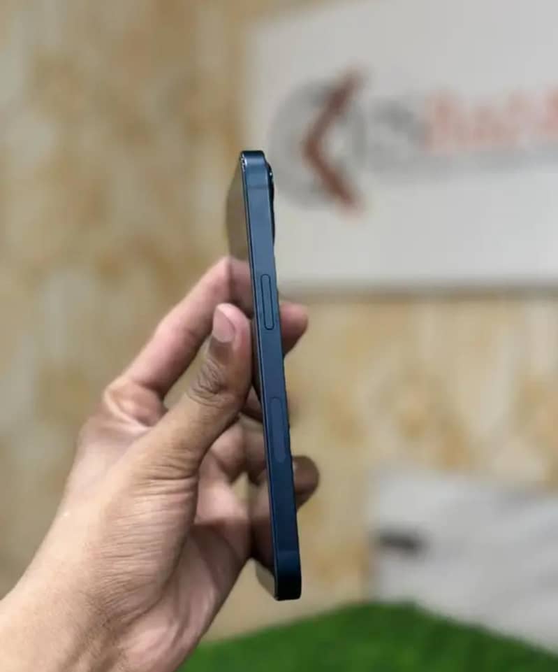 Apple iPhone 13 1