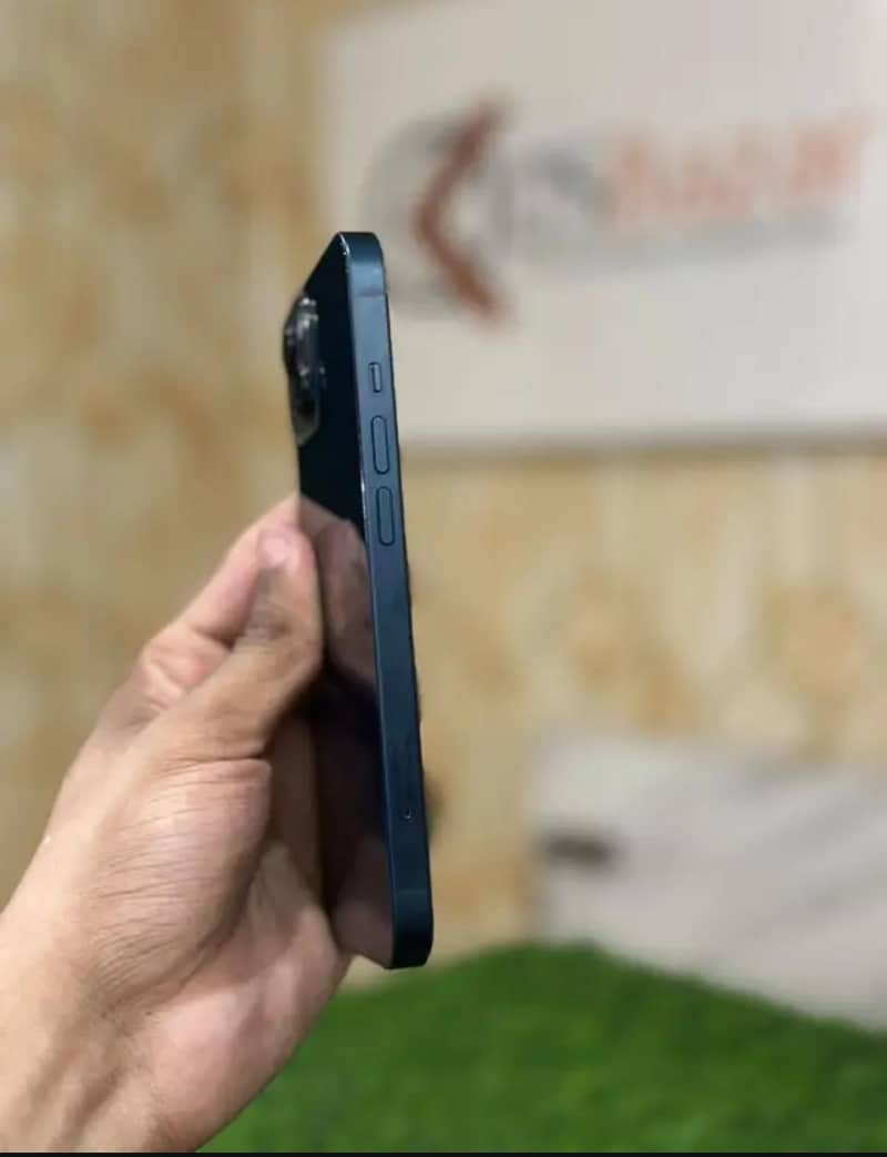 Apple iPhone 13 2