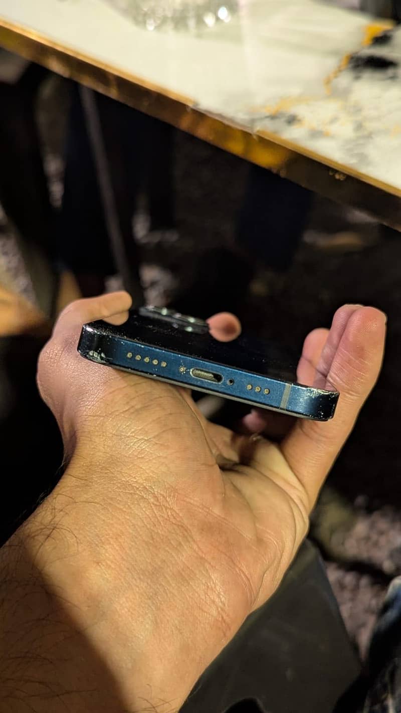 Apple iPhone 13 (Read Description). 5