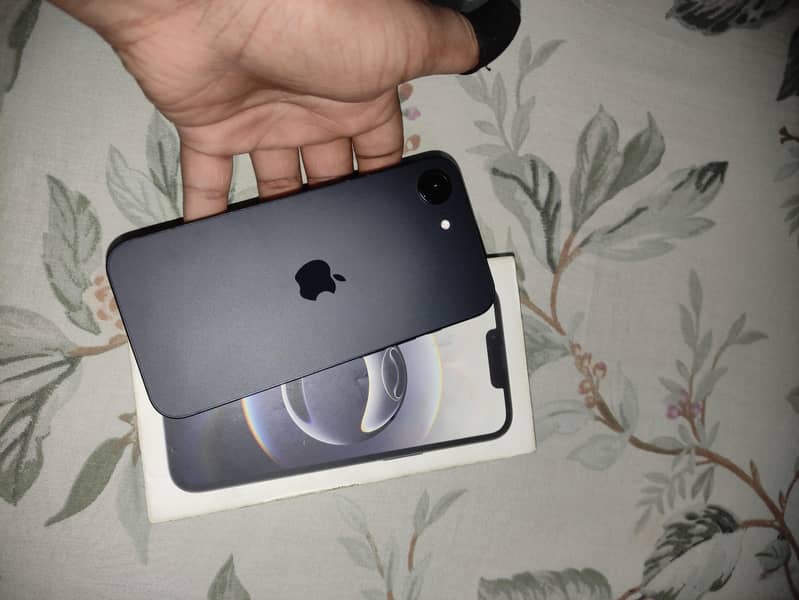 Apple iPhone 16e 1