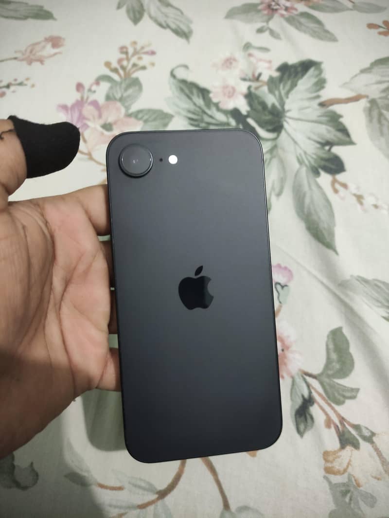 Apple iPhone 16e 2