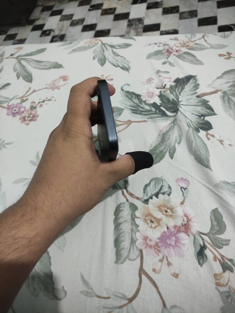 Apple iPhone 16e 3