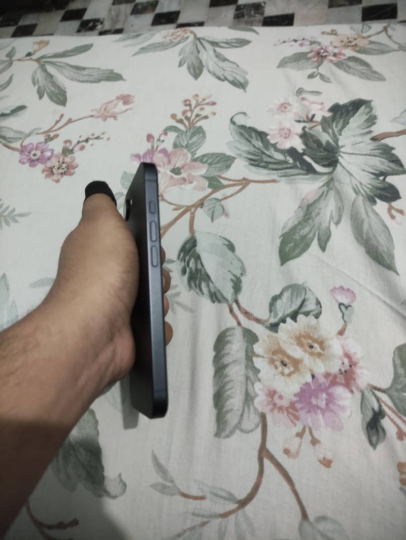 Apple iPhone 16e 4