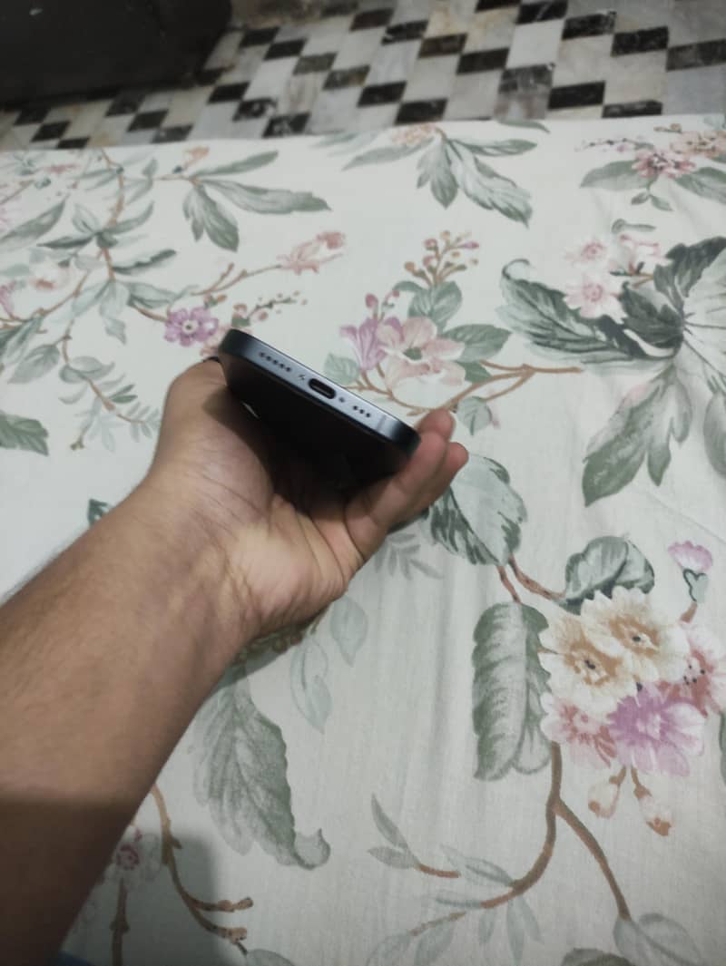 Apple iPhone 16e 5