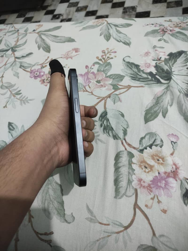 Apple iPhone 16e 6