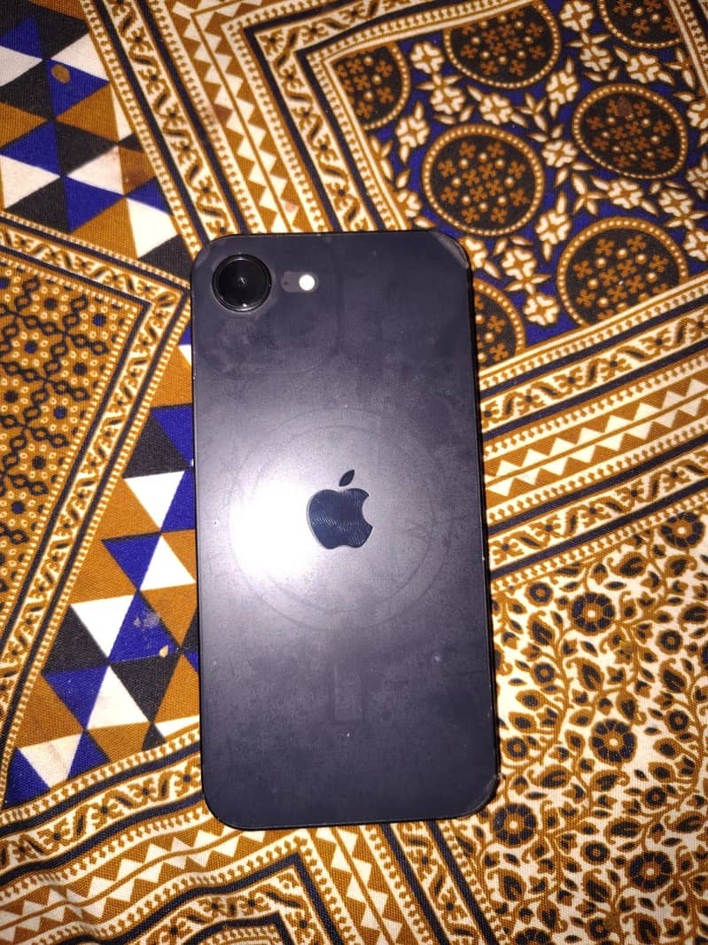 Apple iPhone 16e 1