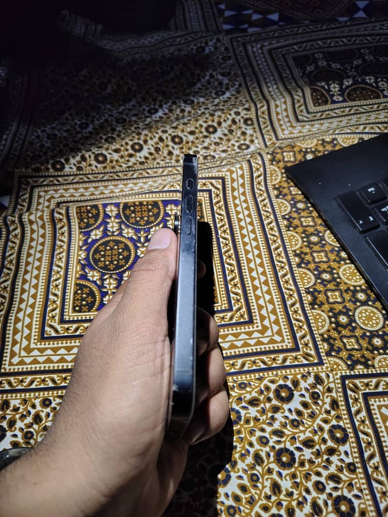Apple iPhone 16e 2