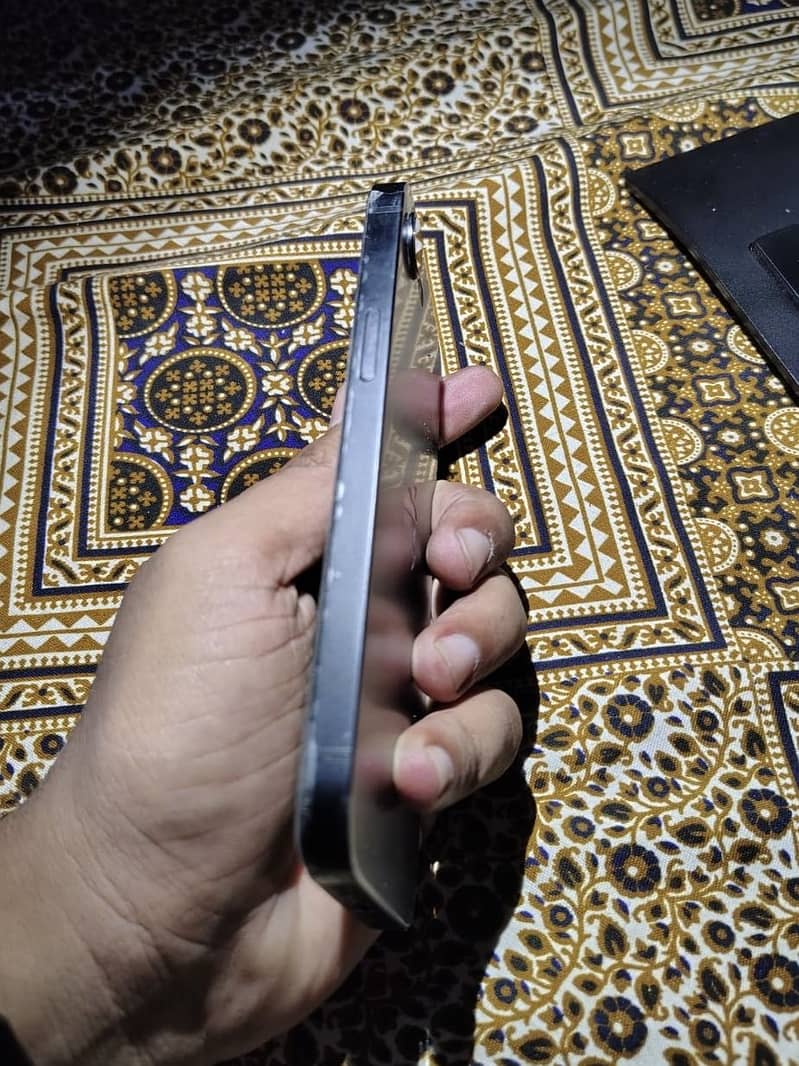 Apple iPhone 16e 3