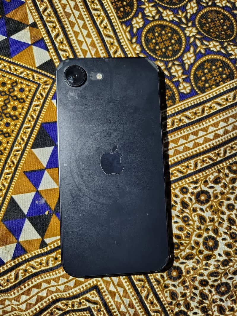 Apple iPhone 16e 5