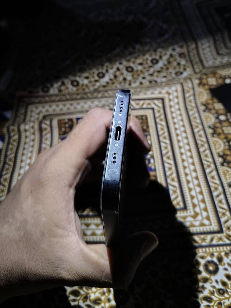 Apple iPhone 16e 6