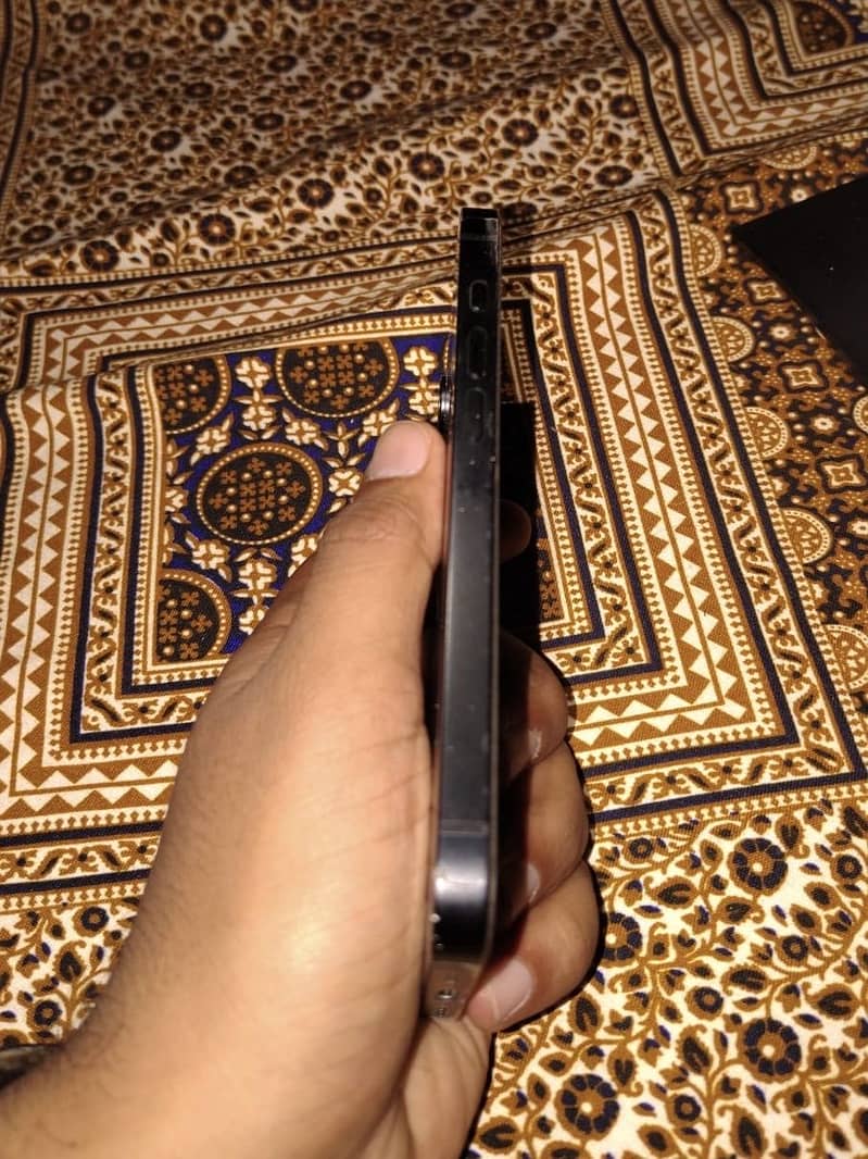 Apple iPhone 16e 7