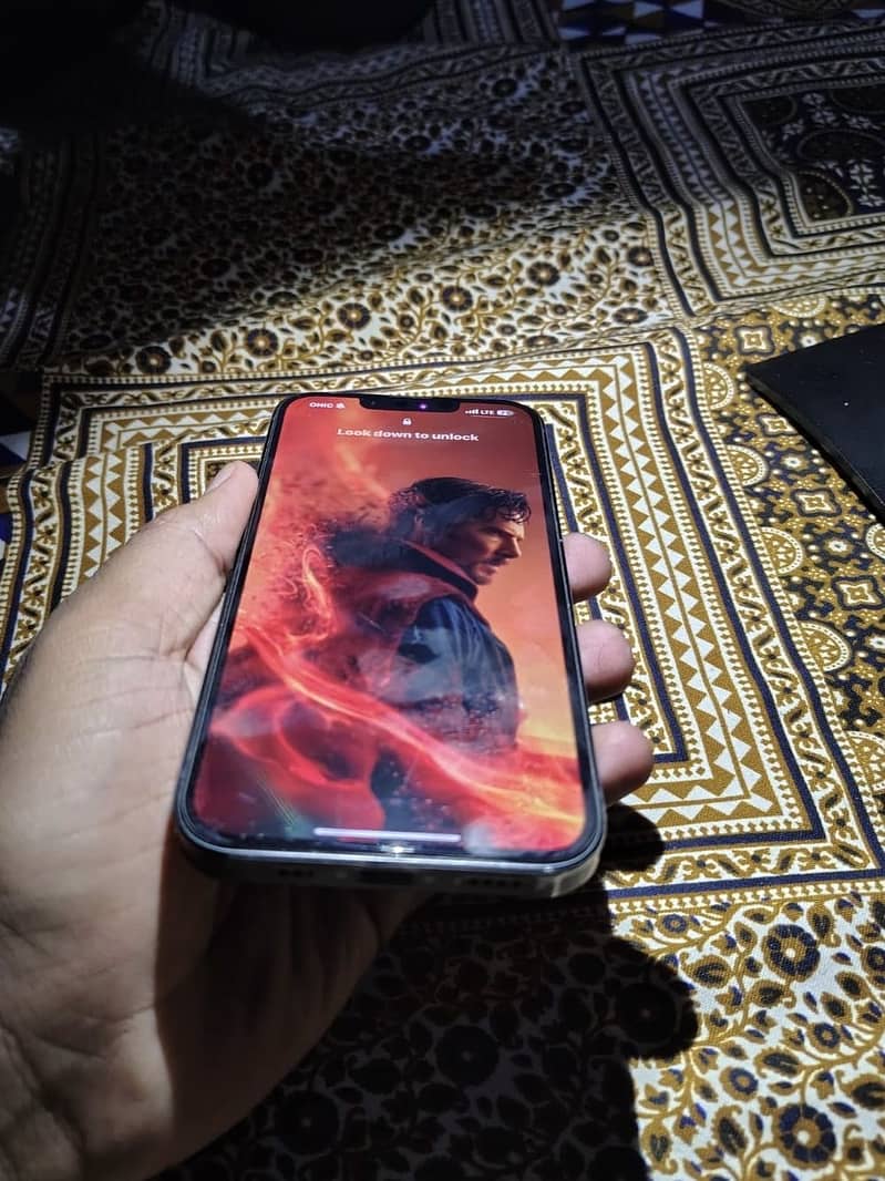 Apple iPhone 16e 9