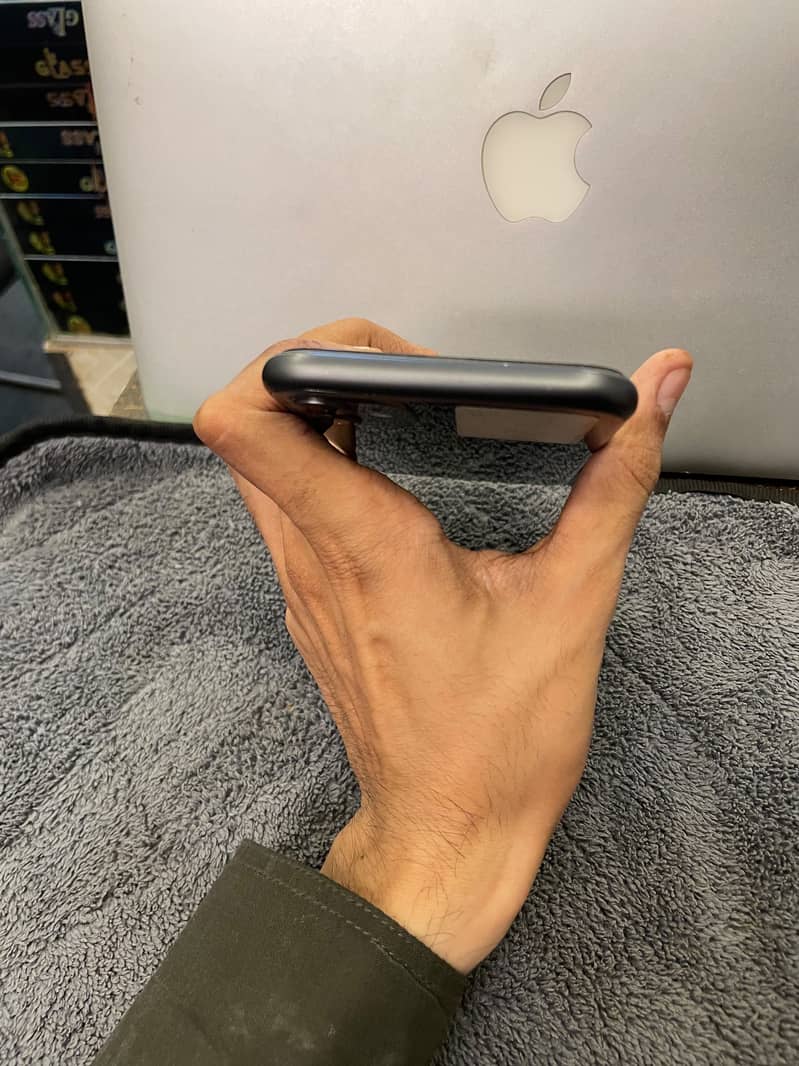 Apple iPhone 11 4