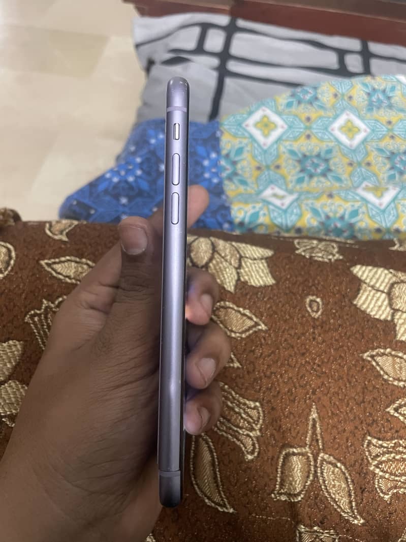Apple iPhone 11 4