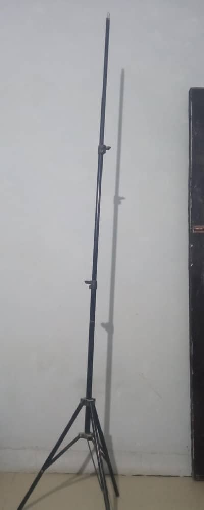 7 fit ka tripod hai 2000 fix hen